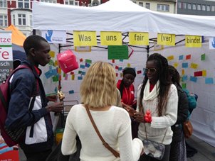 Stand des Zentrum Friedens mit Besuchern